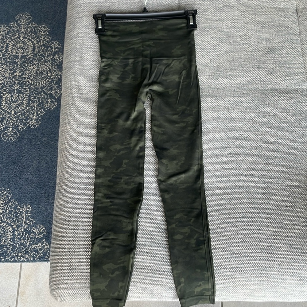 Spanx Look At Me Now Black Camo Leggings Size Small